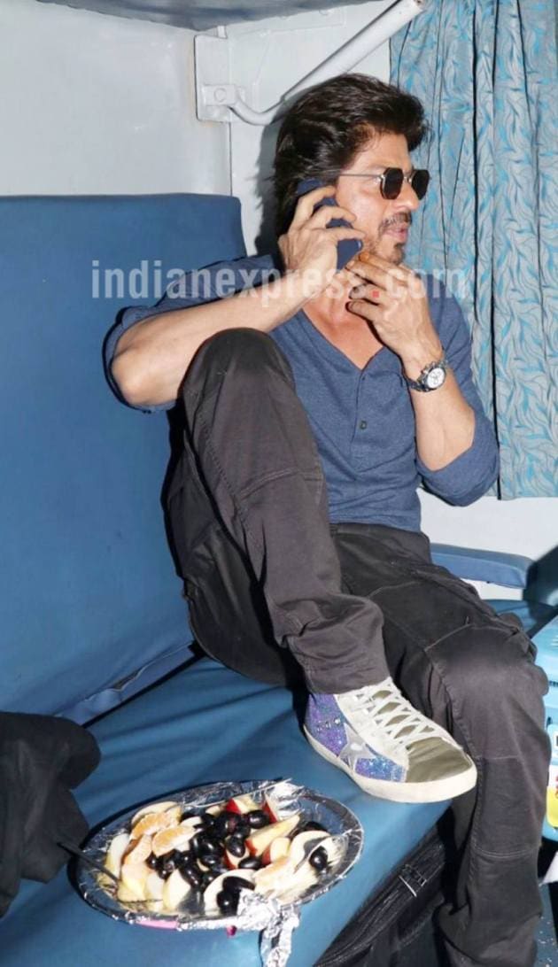 Shah Rukh Khan, Shah Rukh Khan news, raees Shah Rukh Khan, Shah Rukh Khan raees, Shah Rukh Khan images, Shah Rukh Khan pics, shahrukh khan, srk pics, srk train, srk mumbai delhi train, shahrukh raees, raees shahrukh, shahrukh images, srk photos, bollywood photos, bollywood pics, indian express, indian express news