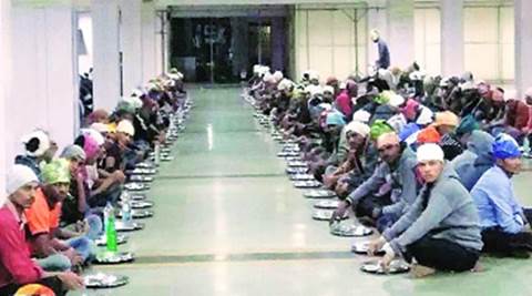 army aspirants, army aspirants pune, pune army exam, langar, army candidate eating at langar, Akola, Amravati, Nagpur, Chandrapur, Yavatmal, Wardha, Gondiya, army candidates, army hopefuls, army candidate living conditions, pune railway station