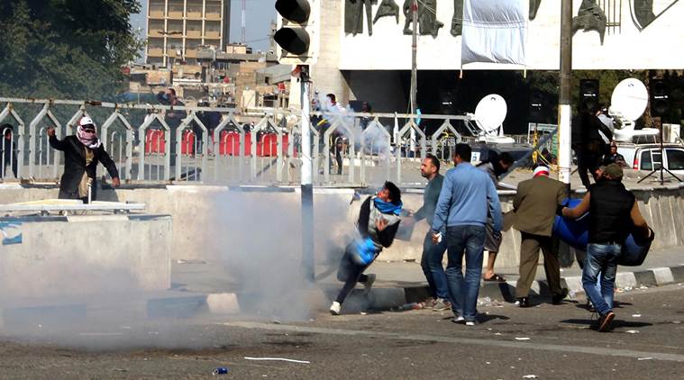 Protesters run from tear gas fired by security forces after supporters of Iraqi Shi'ite cleric Moqtada al-Sadr tried to approach the heavily fortified Green Zone during a protest at Tahrir Square in Baghdad, Iraq February 11, 2017. REUTERS /Mahmoud Raouf Mahmoud