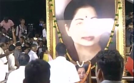 Late Tamil Nadu chief minister Jayalalithaa's niece Deepa Jayakumar & #Panneerselvam pay tributes to Jayalalithaa at Chennai's Marina Beach