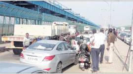 delhi, delhi car, delhi car fire, dnd, dnd car fire, delhi news, india news, delhi noida traffic, delhi traffic, delhi news