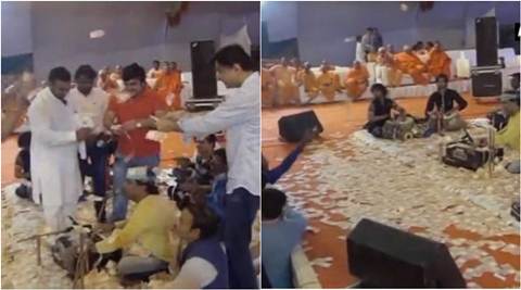 gujarat, gujarat folk singer, folk singer showered cash, gujarat singer showered cash, cash showered on singer video, viral video, trending video, gujarat news, india news, latest news, indian express