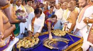KCR, Telangana, KCR Tirupati, Tirupati KCR, KCR news, KCR gold ornaments, Telangana CM offerings, Andhra news, India news