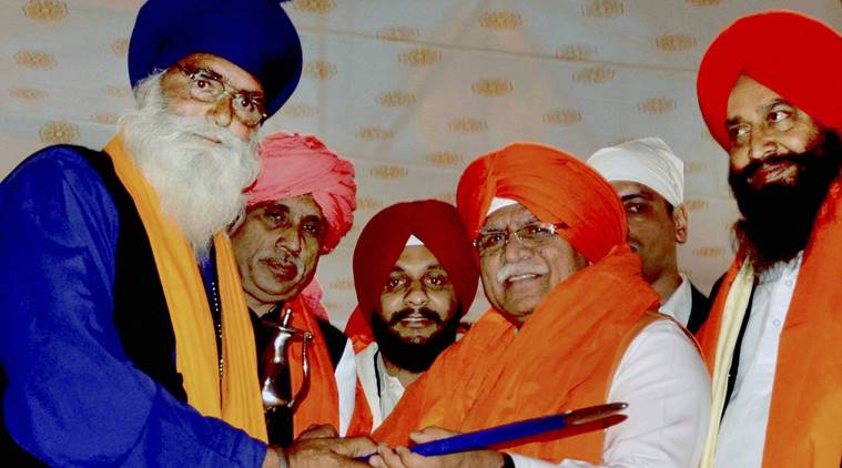Karnal : Haryana Chief Minister Manohar Lal being honoured at State level Samagam-Chardi Kalan organized to mark 350th Prakash Utsav of Shri Guru Gobind Singh Ji in Karnal on Sunday. PTI Photo(PTI2_12_2017_000211B)