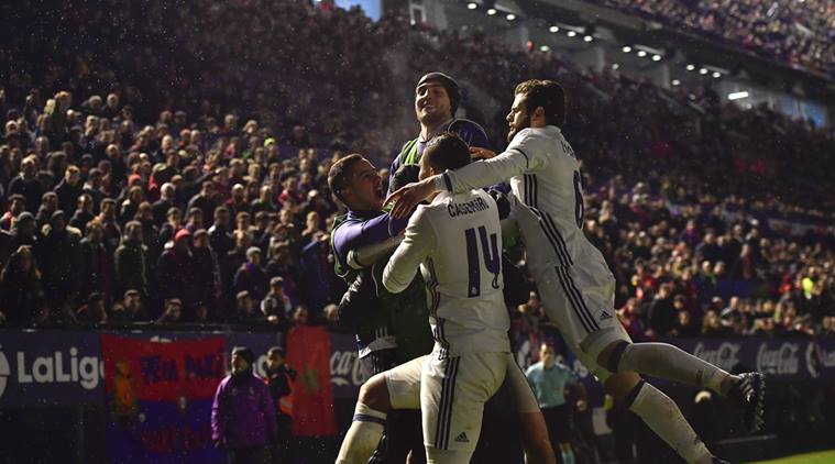 Real Madrid's Isco, cerebrates his goal with teammates after scoring against Osasuna. Feb.11, 2017. (AP Photo/Alvaro Barrientos)