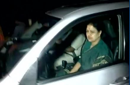 VK Sasikala leaves Kuvathur's Golden Bay resort.