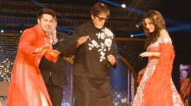 varun dhawan, varun dhawan alia bhatt, varun dhawan alia bhatt amitabh bachchan, varun alia bachchan, badrinath ki dulhania, bollywood varun alia amitabh, varun alia bachchan fashion show, varun alia amitabh bachchan fashion show, fashion show varun alia amitabh bachchan, varun dhawan alia fan moment bachchan, mere angne mein, iulia vantur, varun alia amitabh bachchan fashion show, badrinath ki dulhania fashion show, sonali bendre sussanne khan, iulia vantur himesh reshammia, bollywood news, varun dhawan news, alia bhatt news, amitabh bachchan news, entertainment updates, indian express, indian express news, indian express entertainment