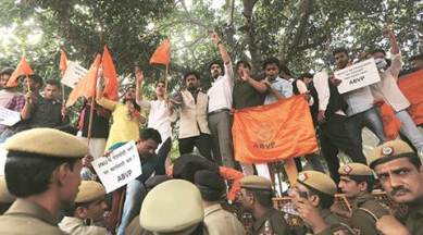 ABVP, ABVP protests, ABVP Delhi Police headquarters protests, Kanhaiya Kumar, Kanhaiya sedition case, JNU kanhaiya, Kanhaiya Kumar sedition, Kanhaiya Kumar Delhi police, Police Kanhaiya Kumar, Uman Khalid JNU, Anirban Bhattacharya, India news