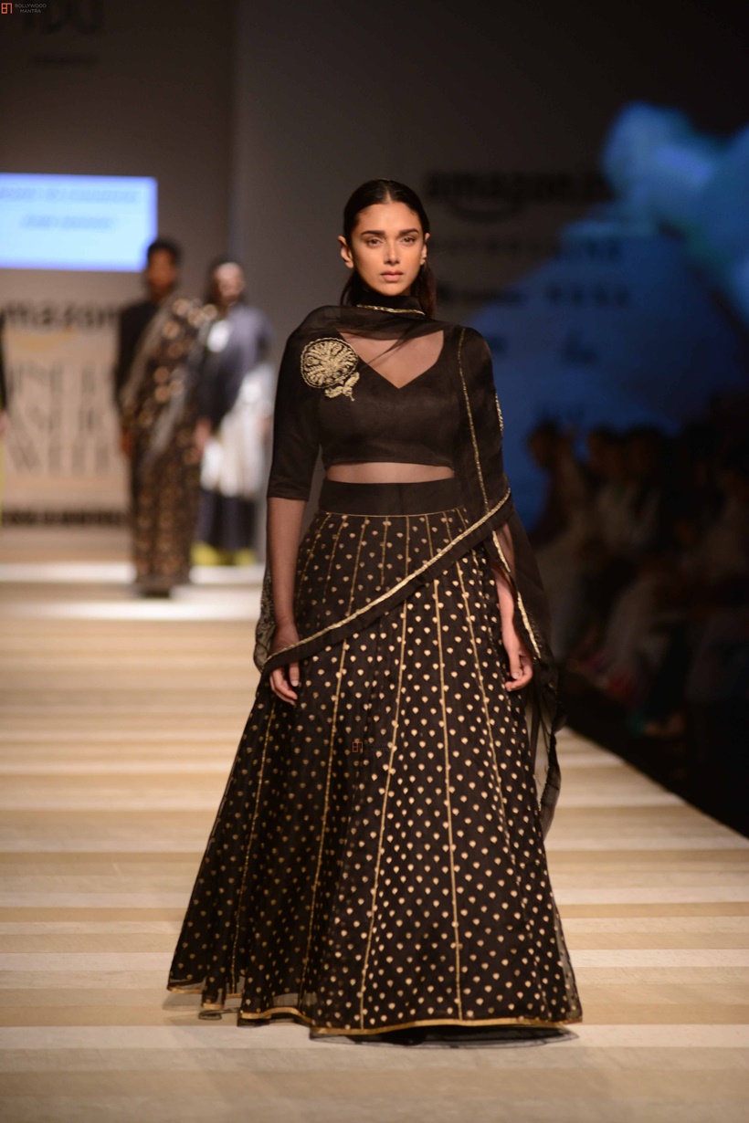 Alia bhatt black lehenga 2024 in badrinath ki dulhania