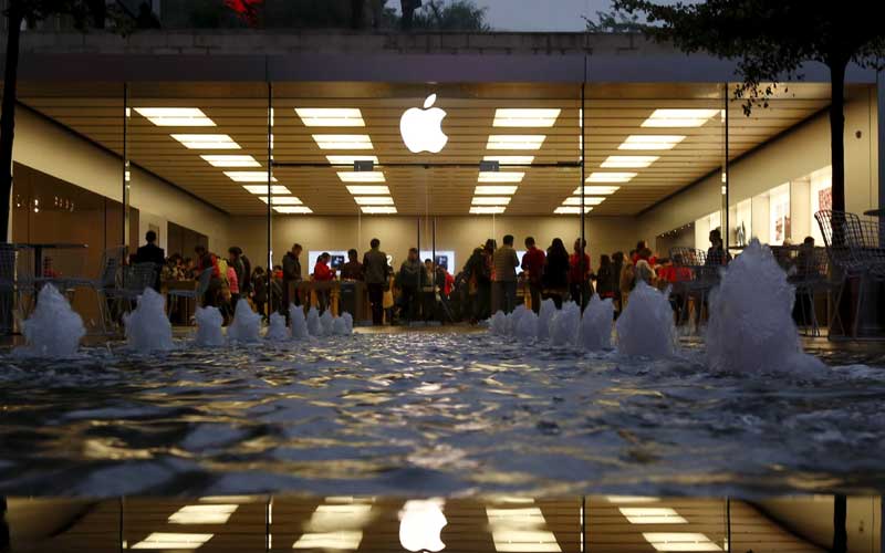 Apple, Apple Augmented Reality, Apple AR devices, Apple AR iPhone, Apple iPhone AR, Apple iPhone 8, iPhone X, iPhone AR headset, Apple AR headset, Apple augmented reality unit