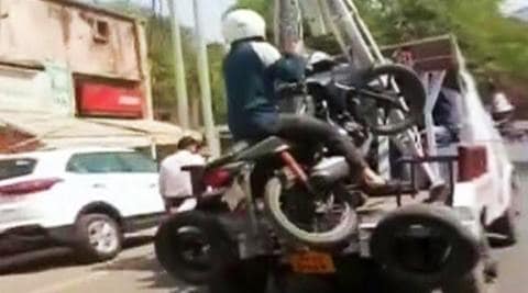 man on bike towed away, kanpur man on bike towed away, kanpur police tows away man on bike, kanpur police takes away bike with man