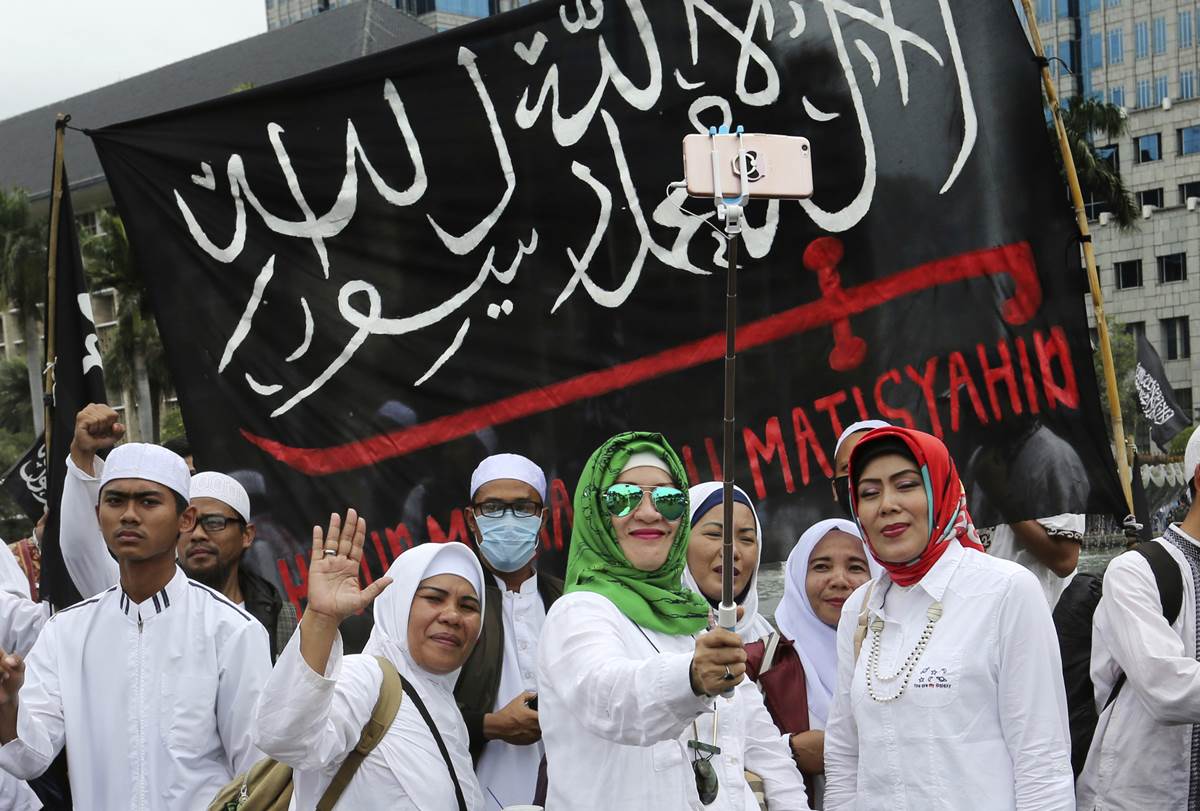 Indonesia Muslim Protesters March Against Jakartas Christian Governor