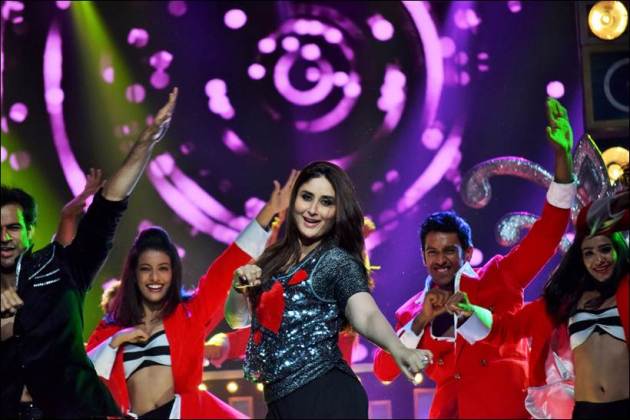 Kareena Kapoor Khan, Zee Cine Awards 2017, Zee Cine Awards 2017 Kareena, Zee Cine Awards Kareena, kareena Zee Cine Awards 2017 dance pics