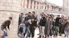 kashmir protest 480 Budgam, Budgam encounter, Budgam operation, Jammu gun battle, Mehbooba Mufti, 3 dead in encounter, Budgam stone pelting, stone pelting, Mehbooba Mufti, India news, Indian express