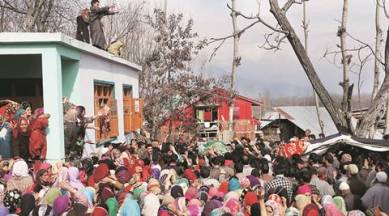 civilian killed in srinagar, kashmir, jammu and kashmir, militant, grenade attack, CRPF, three people injured, India news, indian express