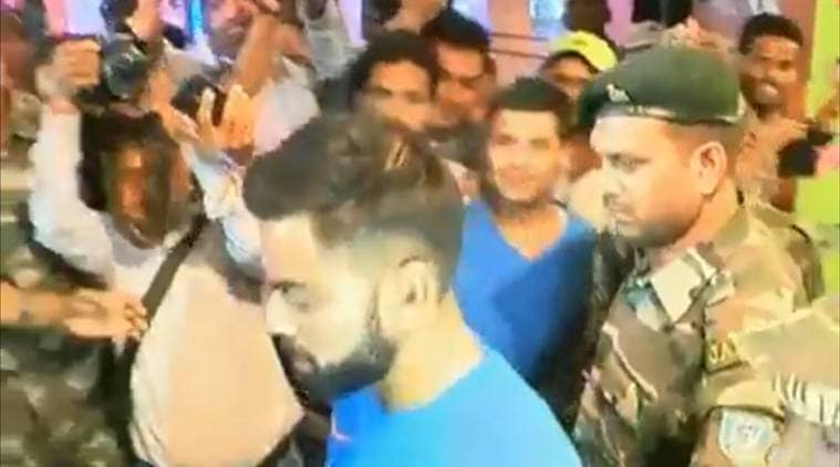 india vs australia, kohli, virat kohli, virat kohli shoulder injury, virat kohli shoulder injury video, virat kohli ranchi, kohli hospital crowd, cricket videos, cricket news, sports news