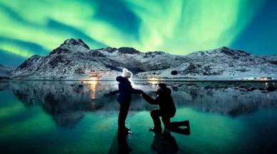 man proposing girlfriend in northern lights, picture of man proposing his girlfriend, picture of man proposing going down on knees, man proposing woman, boy proposing girl, indian express, indian express news