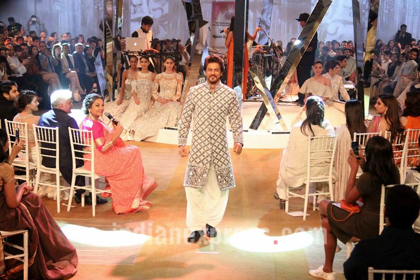 shah rukh khan, anushka sharma, manish malhotra, mijwan fashion show, shah rukh anushka, srk anushka, srk anushka the ring, shah rukh anushka, mijwan srk anushka, indian express, indian express news
