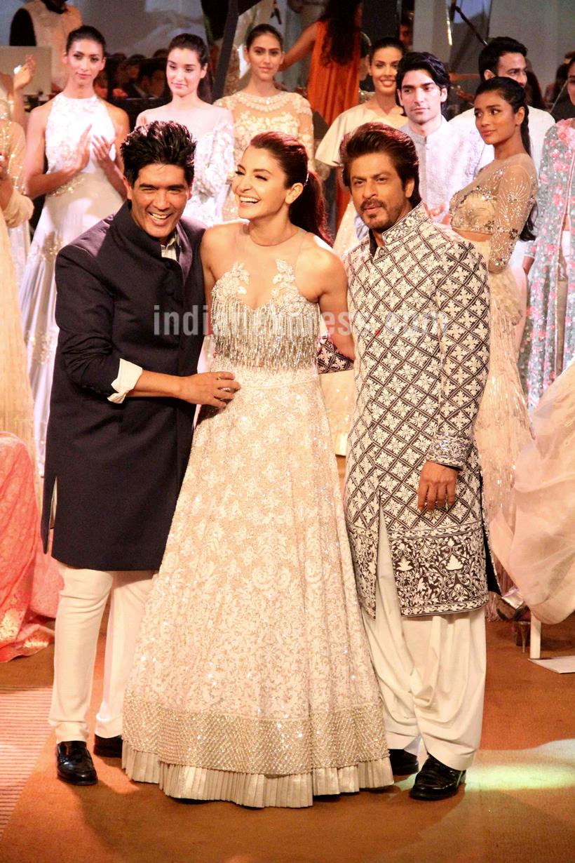shah rukh khan, anushka sharma, manish malhotra, mijwan fashion show, shah rukh anushka, srk anushka, srk anushka the ring, shah rukh anushka, mijwan srk anushka, indian express, indian express news