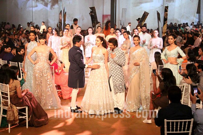 shah rukh khan, anushka sharma, manish malhotra, mijwan fashion show, shah rukh anushka, srk anushka, srk anushka the ring, shah rukh anushka, mijwan srk anushka, indian express, indian express news