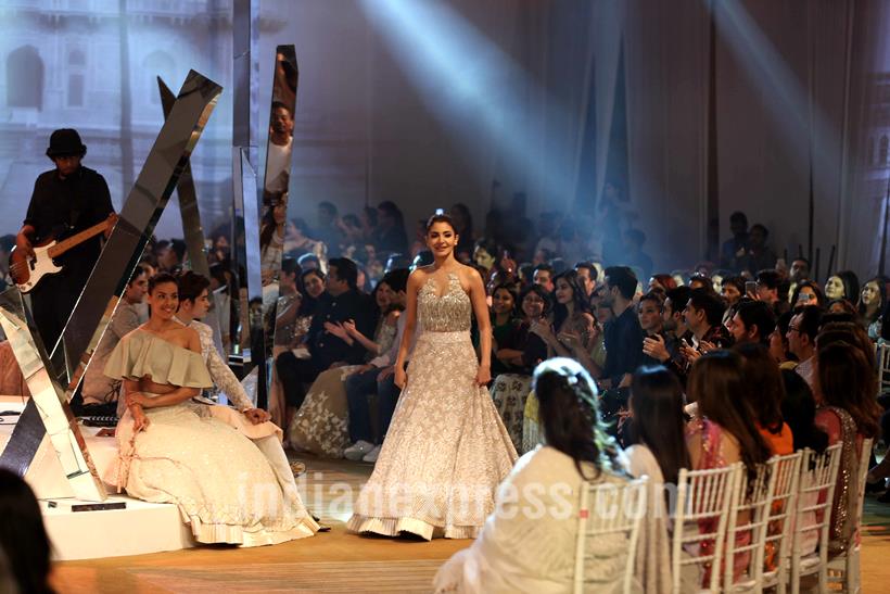 shah rukh khan, anushka sharma, manish malhotra, mijwan fashion show, shah rukh anushka, srk anushka, srk anushka the ring, shah rukh anushka, mijwan srk anushka, indian express, indian express news