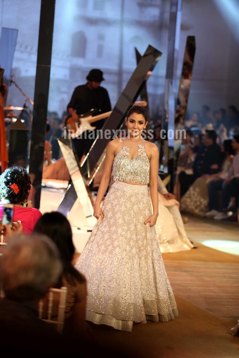 shah rukh khan, anushka sharma, manish malhotra, mijwan fashion show, shah rukh anushka, srk anushka, srk anushka the ring, shah rukh anushka, mijwan srk anushka, indian express, indian express news