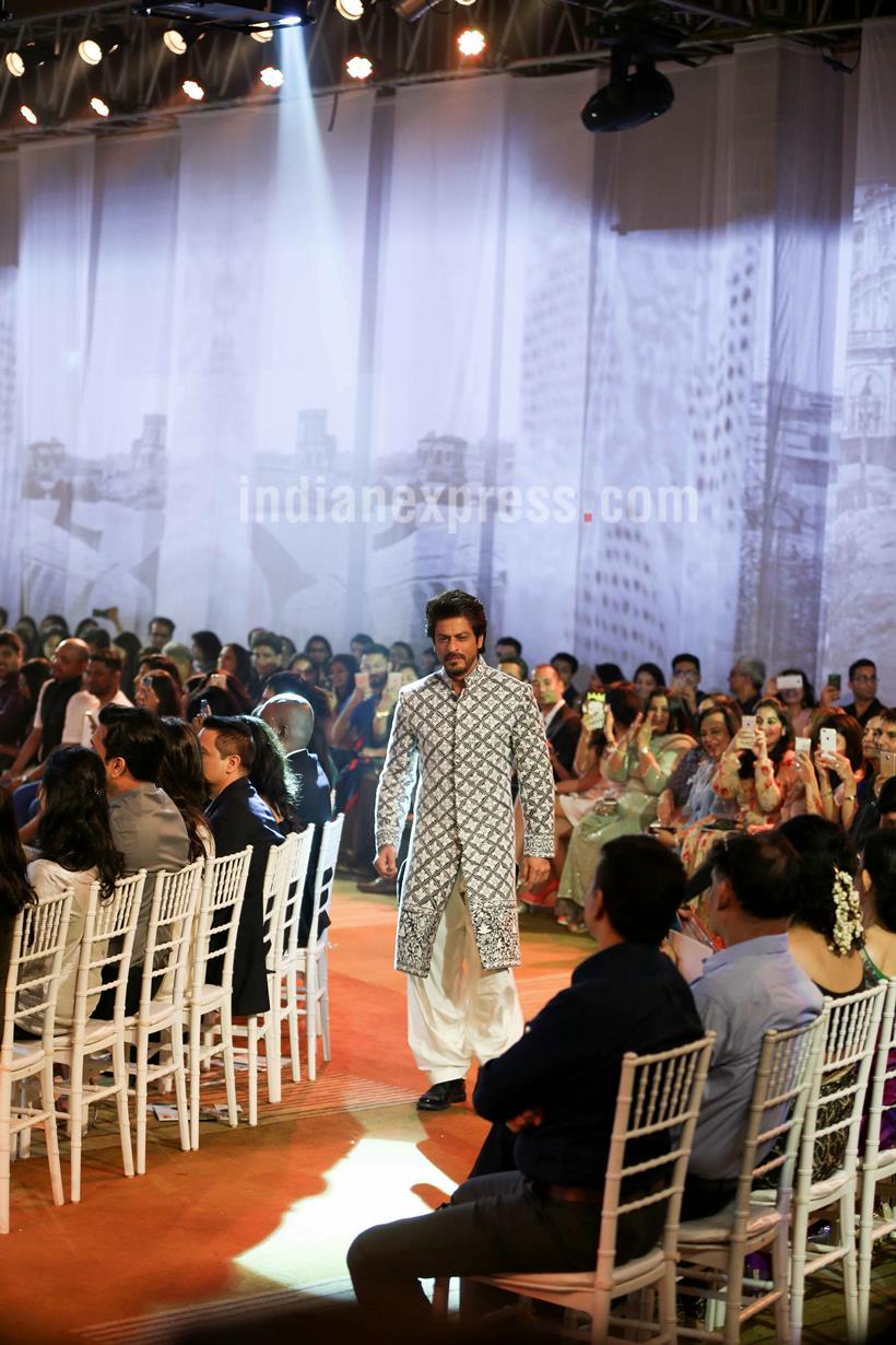 shah rukh khan, anushka sharma, manish malhotra, mijwan fashion show, shah rukh anushka, srk anushka, srk anushka the ring, shah rukh anushka, mijwan srk anushka, indian express, indian express news