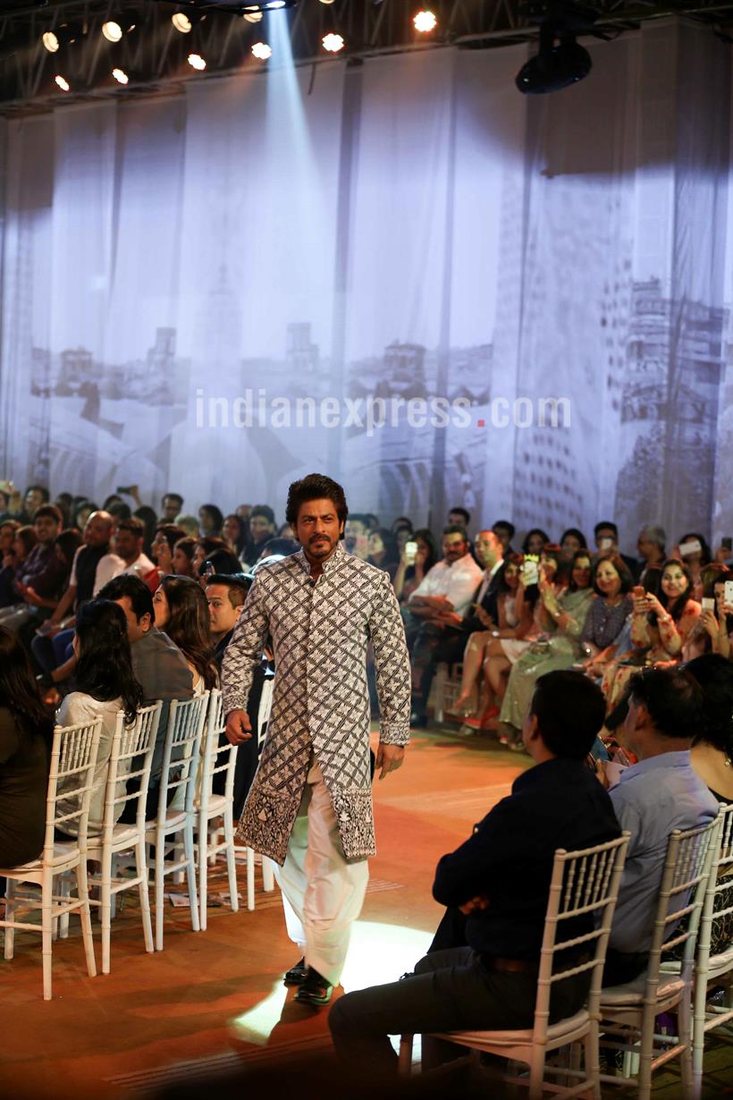 shah rukh khan, anushka sharma, manish malhotra, mijwan fashion show, shah rukh anushka, srk anushka, srk anushka the ring, shah rukh anushka, mijwan srk anushka, indian express, indian express news