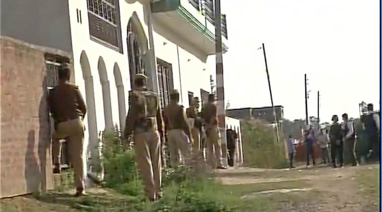 lucknow, lucknow encounter, lucknow terrorist, lucknow firing, police firing lucknow, terrorist in lucknow, lucknow latest news, india news, indian express news, terrorist attack in lucknow, lucknow terrorist attack