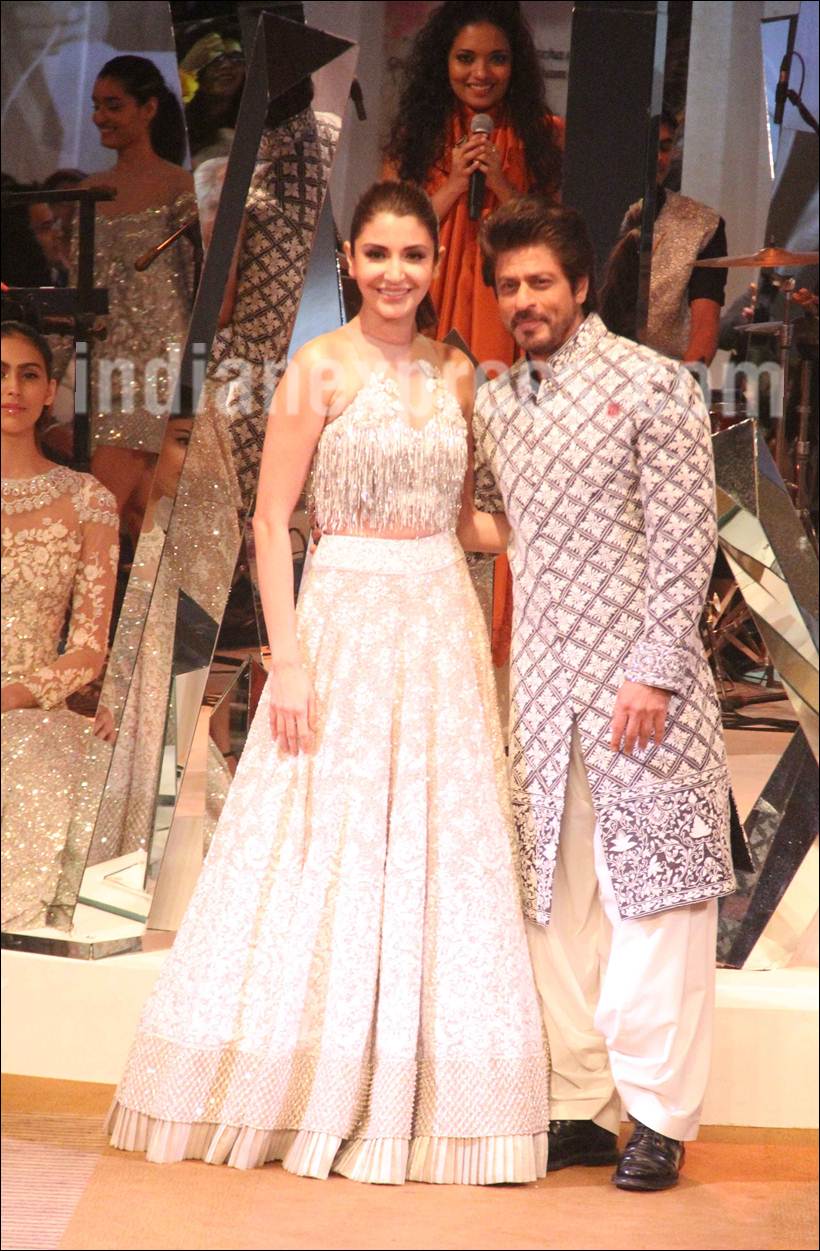 Shah Rukh Khan, Anushka Sharma, SRK anushka, Mijwan 2017, Mijwan, Mijwan srk anushka, Shah Rukh Khan ramp walk, Anushka rampwalk
