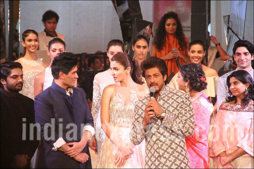 Shah Rukh Khan, Anushka Sharma, SRK anushka, Mijwan 2017, Mijwan, Mijwan srk anushka, Shah Rukh Khan ramp walk, Anushka rampwalk