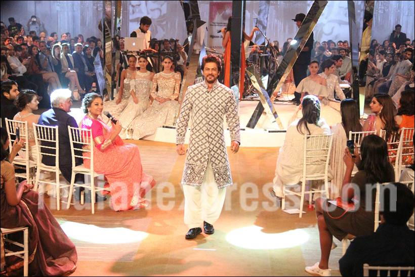Shah Rukh Khan, Anushka Sharma, SRK anushka, Mijwan 2017, Mijwan, Mijwan srk anushka, Shah Rukh Khan ramp walk