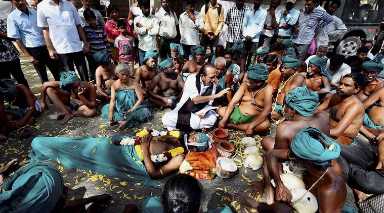 tamil nadu farmers, tn farmers, tn farmers protest, drought relief fund TN, farmers with skulls, farmers protesting with skulls, stalin, stalin farmers protest, tn farmers with skulls, india news, indian express news
