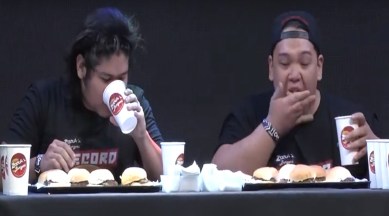 viral videos, guinness records videos, funny videos, eating videos, guinness world records, guy eating hamburgers, guy from Philippines eats most number of hamburgers, burger competition, indian express, indian express news