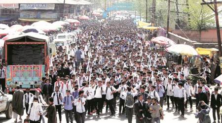 Kashmir, Dar Yasin, Kashmir students protest, Kashmir Pulwama college raid, Photojournalist Kashmir, stone pelting, Kashmir protests, Kashmir violence, Indian Express, India news