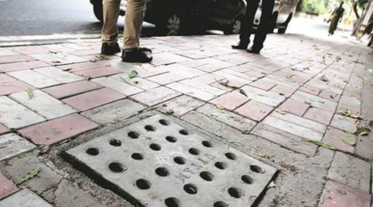 delhi, delhi monsoon, delhi manholes, manhole desilting, delhi news, indian express