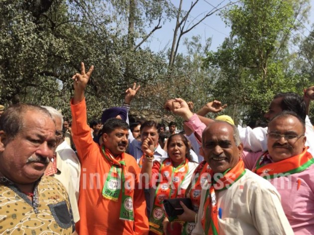 MCD Election results 2017, MCD poll results, MCD, BJP, MCD vote counting, MCD results 2017, MC counting photos, Counting photos, BJP victory, BJP photos, Congress, AAP, Delhi news, Delhi , Latest MCD photos, Indian express photos,