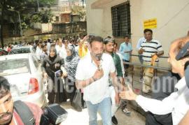 sanjay dutt, sanjay dutt bail, sanjay dutt court, sanjay dutt warrant, sanjay dutt pics 