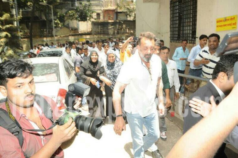 sanjay dutt, sanjay dutt bail, sanjay dutt court, sanjay dutt warrant, sanjay dutt pics 