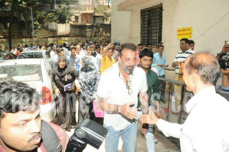 sanjay dutt, sanjay dutt bail, sanjay dutt court, sanjay dutt warrant, sanjay dutt pics 