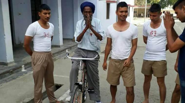 uttar pradesh, up police, ip police recruits, up trainee cops gift cycle, up cop gift cycle to hawker, up trainee constables gift hawker cycle, up news, social media news, india news, viral news