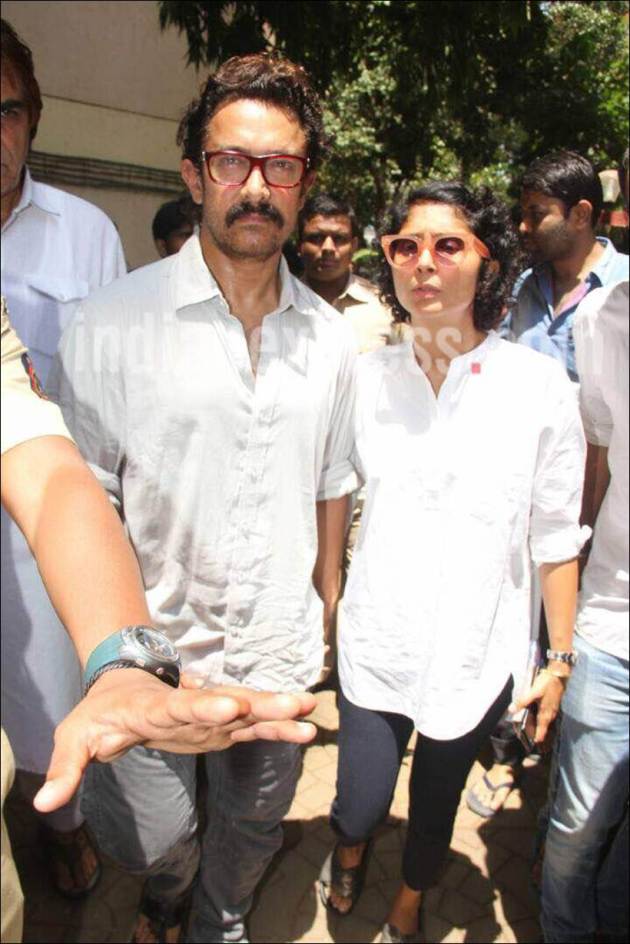 aamir khan, aamir khan reema lagoo, reema lagoo fuberal, aamir khan image
