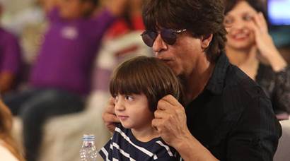 Why would Shah Rukh Khan pull AbRam’s ears? These adorable father-son ...