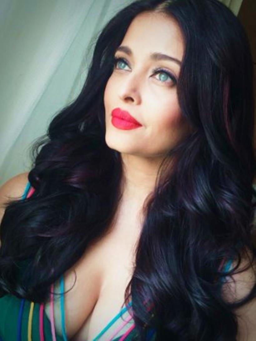 aishwarya rai bachchan, aishwarya rai pics, aishwarya rai bachchan cannes, aishwarya rai cannes, aishwarya rai bachchan red carpet, aishwarya rai bachchan 2017, aishwarya rai cannes 2017 red carpet, aishwarya rai cannes photos, aishwarya rai bachchan cannes photos, indian express, indian express news, indian express fashion, indian express lifestyle