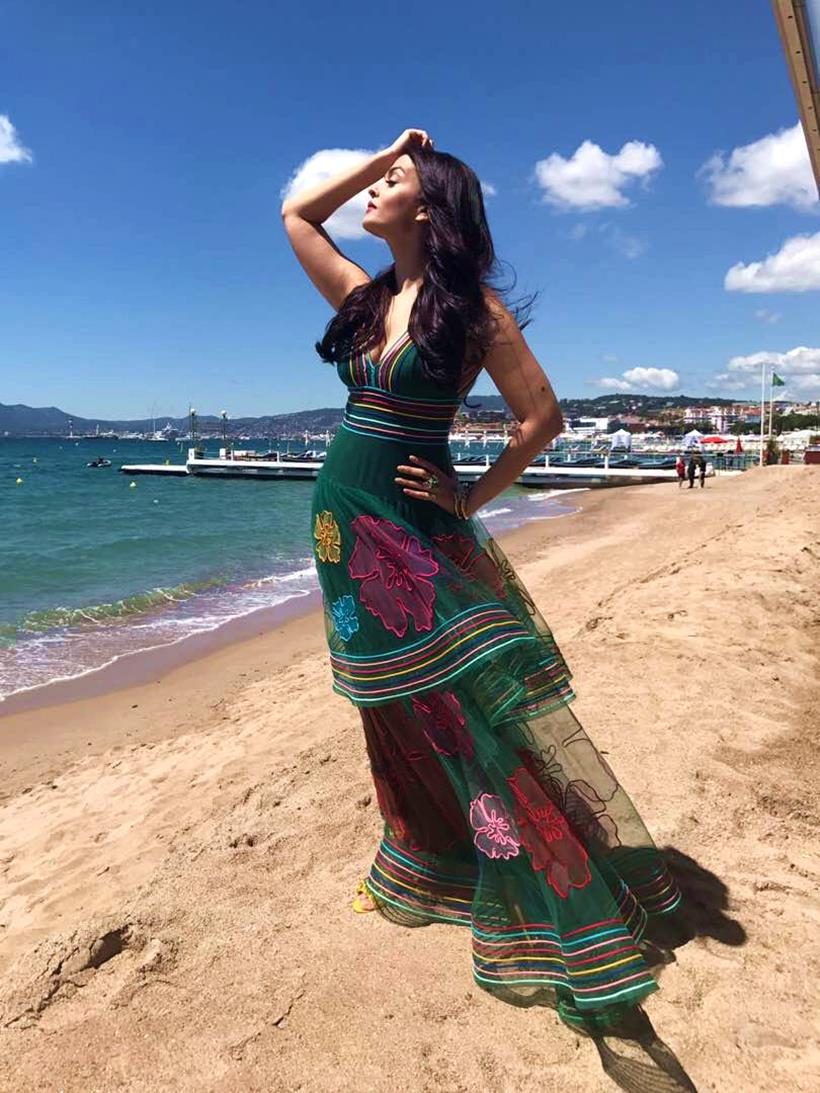 aishwarya rai bachchan, aishwarya rai pics, aishwarya rai bachchan cannes, aishwarya rai cannes, aishwarya rai bachchan red carpet, aishwarya rai bachchan 2017, aishwarya rai cannes 2017 red carpet, aishwarya rai cannes photos, aishwarya rai bachchan cannes photos, indian express, indian express news, indian express fashion, indian express lifestyle