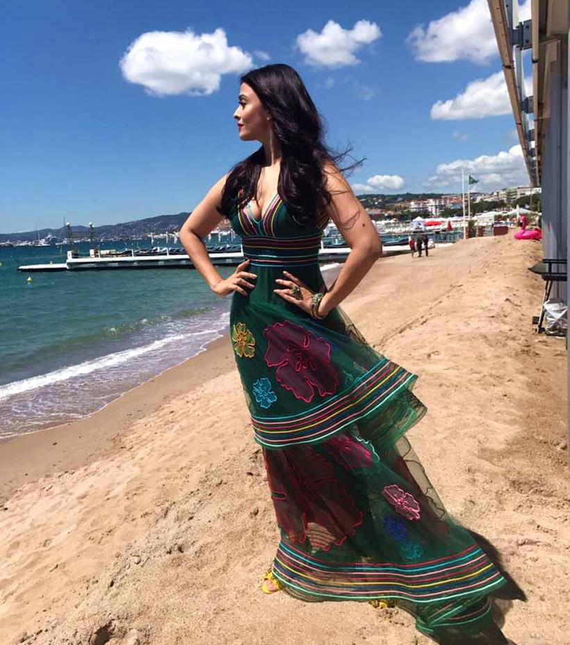 aishwarya rai bachchan, aishwarya rai pics, aishwarya rai bachchan cannes, aishwarya rai cannes, aishwarya rai bachchan red carpet, aishwarya rai bachchan 2017, aishwarya rai cannes 2017 red carpet, aishwarya rai cannes photos, aishwarya rai bachchan cannes photos, indian express, indian express news, indian express fashion, indian express lifestyle