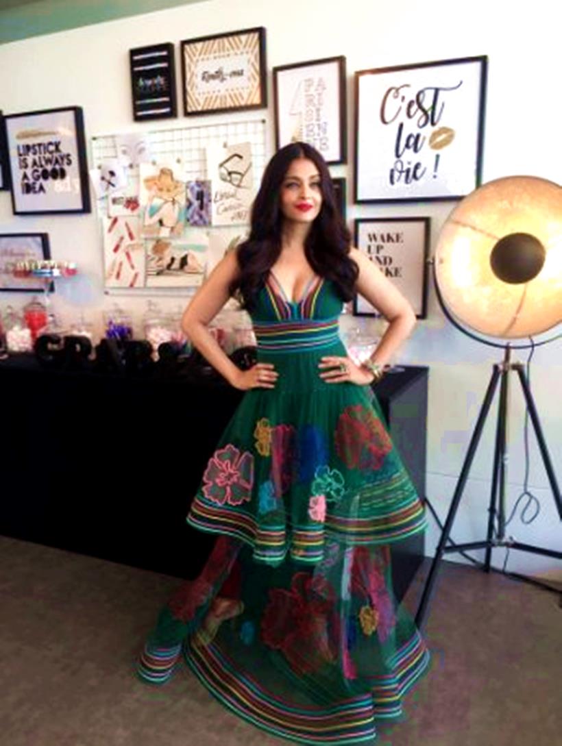 aishwarya rai bachchan, aishwarya rai pics, aishwarya rai bachchan cannes, aishwarya rai cannes, aishwarya rai bachchan red carpet, aishwarya rai bachchan 2017, aishwarya rai cannes 2017 red carpet, aishwarya rai cannes photos, aishwarya rai bachchan cannes photos, indian express, indian express news, indian express fashion, indian express lifestyle