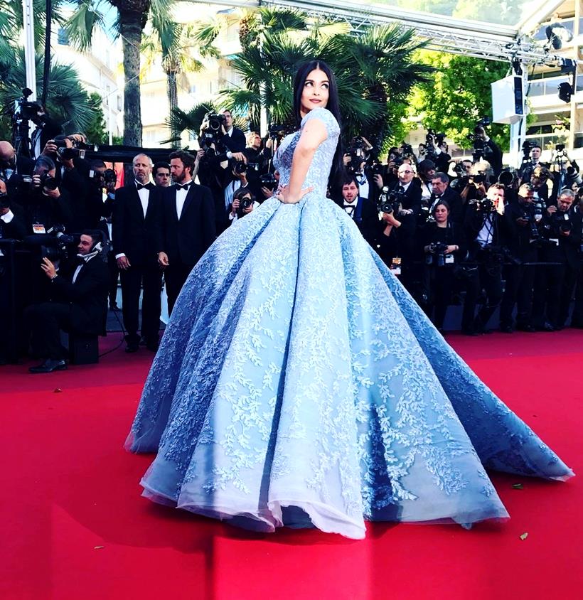 aishwarya rai bachchan, #aishwaryaatcannes, cannes 2017 aishwarya pics, aishwarya rai pics, aishwarya rai bachchan cannes, aishwarya rai cannes, aishwarya rai bachchan red carpet, aishwarya rai bachchan 2017, aishwarya rai cannes 2017 red carpet, aishwarya rai cannes photos, aishwarya rai bachchan cannes photos, indian express, indian express news, indian express fashion, indian express lifestyle