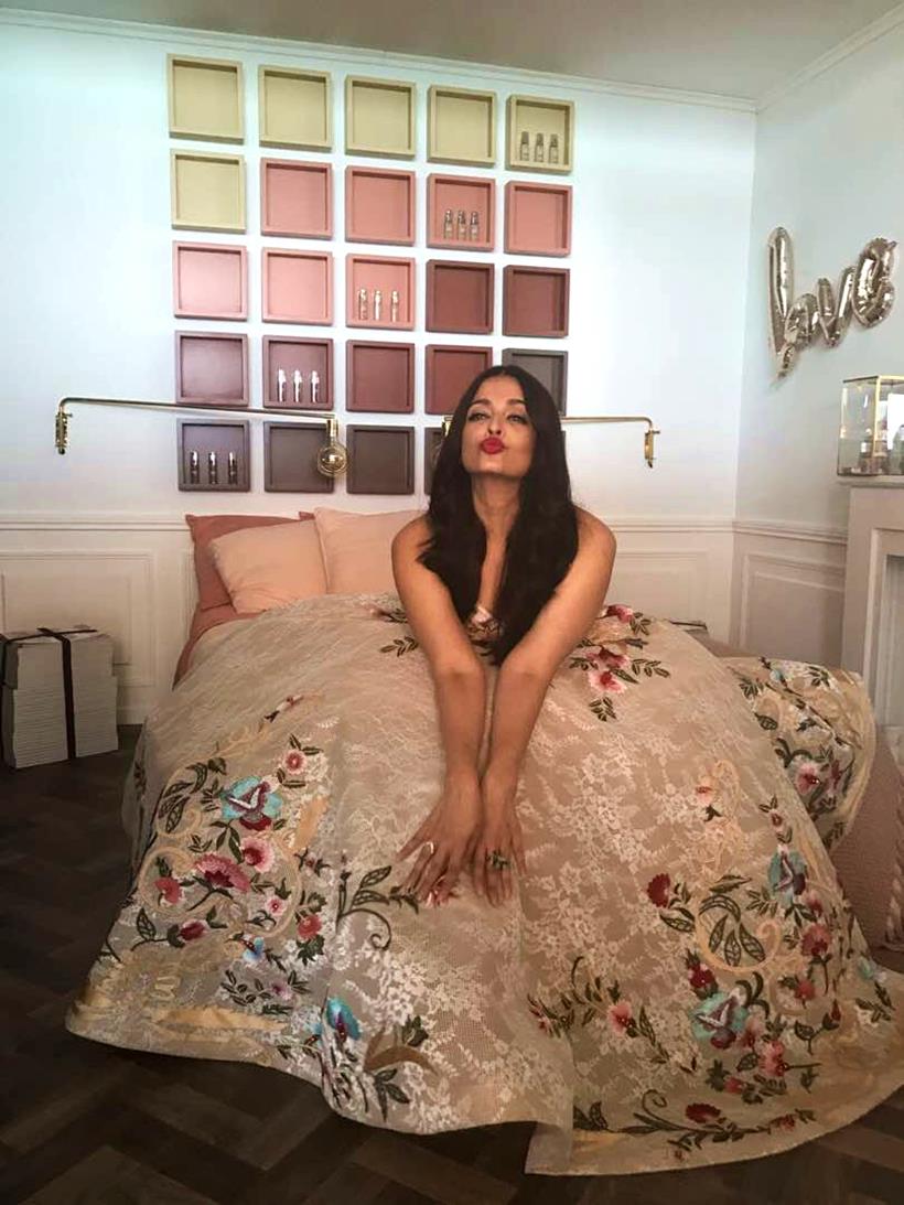 aishwarya rai bachchan, #aishwaryaatcannes, cannes 2017 aishwarya pics, aishwarya rai pics, aishwarya rai bachchan cannes, aishwarya rai cannes, aishwarya rai bachchan red carpet, aishwarya rai bachchan 2017, aishwarya rai cannes 2017 red carpet, aishwarya rai cannes photos, aishwarya rai bachchan cannes photos, indian express, indian express news, indian express fashion, indian express lifestyle