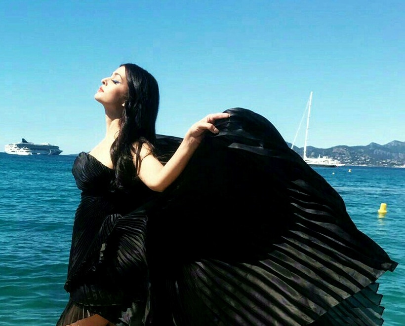 aishwarya rai bachchan, #aishwaryaatcannes, cannes 2017 aishwarya pics, aishwarya rai pics, aishwarya rai bachchan cannes, aishwarya rai cannes, aishwarya rai bachchan red carpet, aishwarya rai bachchan 2017, aishwarya rai cannes 2017 red carpet, aishwarya rai cannes photos, aishwarya rai bachchan cannes photos, indian express, indian express news, indian express fashion, indian express lifestyle